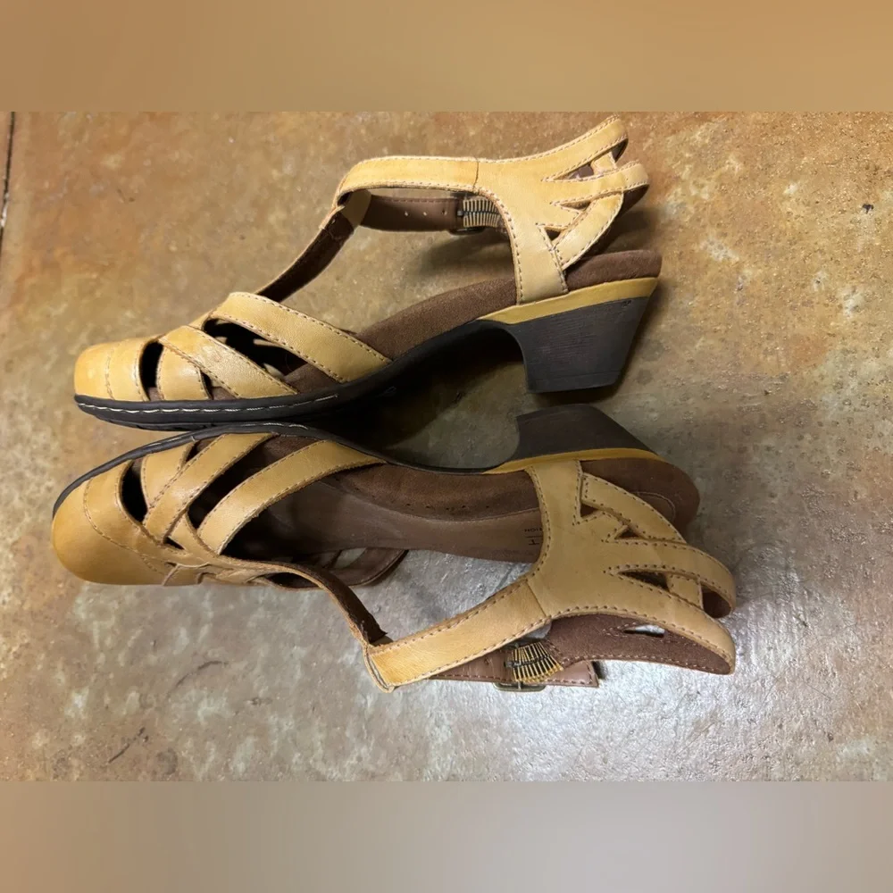 Rockport Cobb Hill Aubrey t strap heels in camel leather size 8